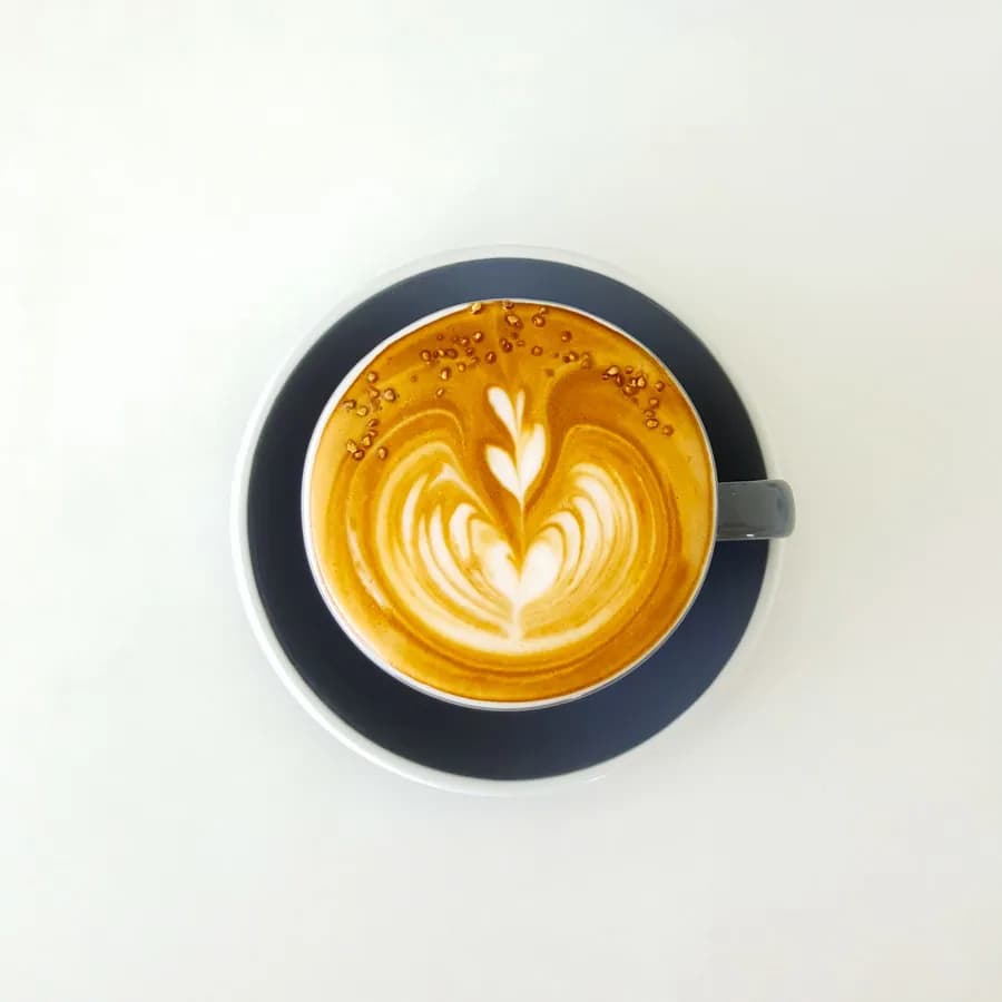 Un latte avec un cœur dessiné dans la mousse